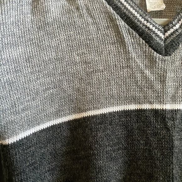 Gray sweater.  Size M.  Acrylic - Picture 4 of 5
